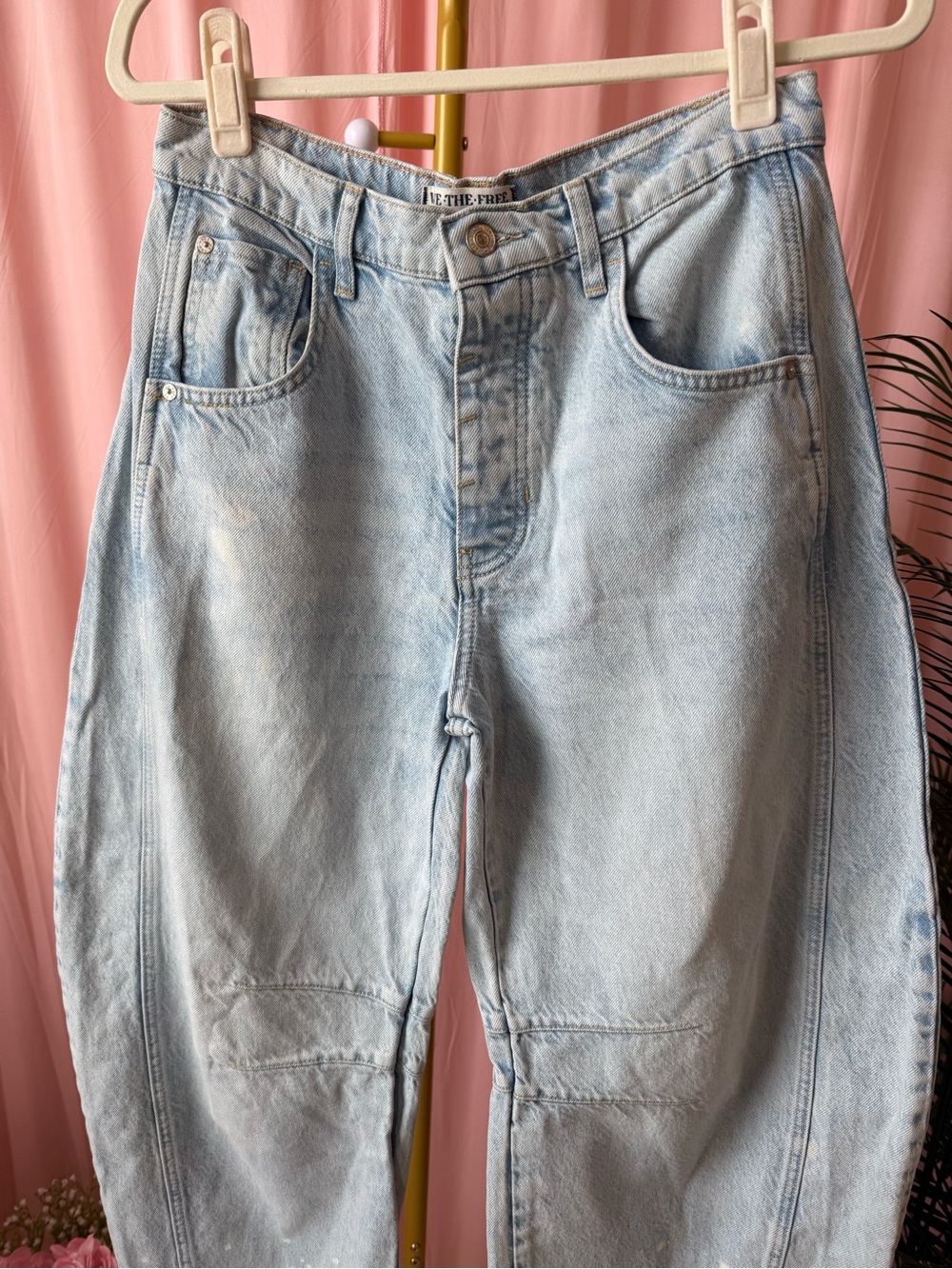 Light Wash Wide-Leg Women’s Jeans - Picture 5 of 7